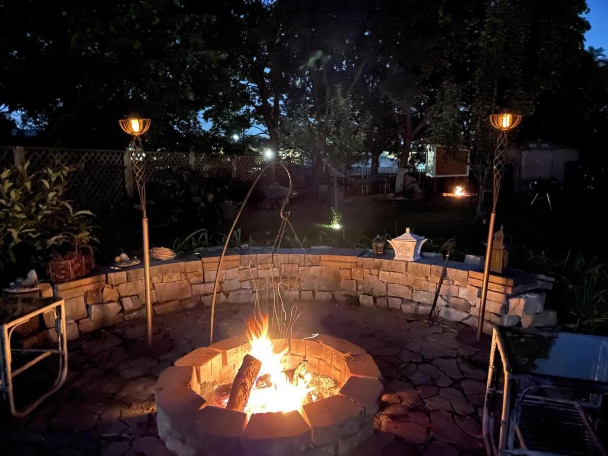 Schaumburg Paradise Oasis With A Secret Garden And Private Pool Exteriör bild